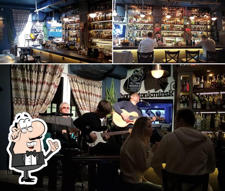 Забронируйте столик в "Хонки Тонк Пианино Бар"