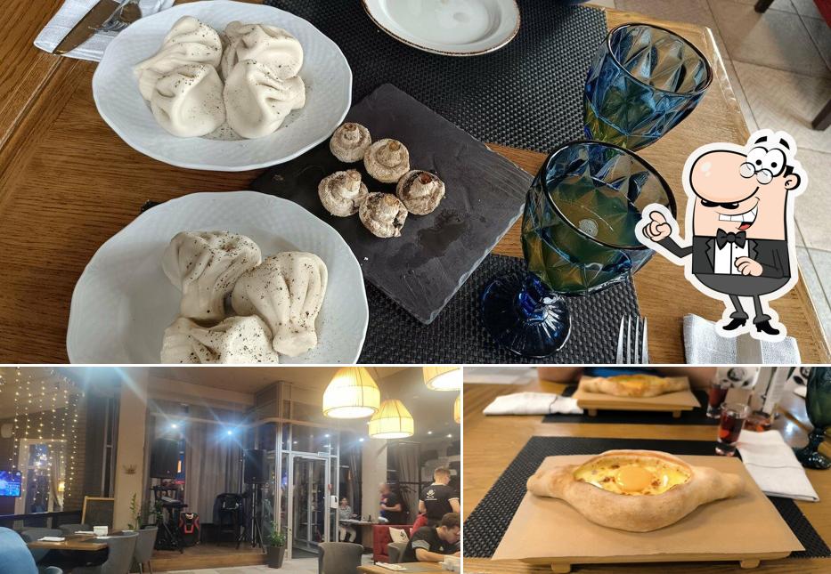 Фото, на котором видны внутреннее оформление и еда в Хинкальная