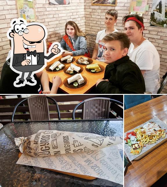 Взгляните на это изображение, где видны внутреннее оформление и еда в Акрополь гирос