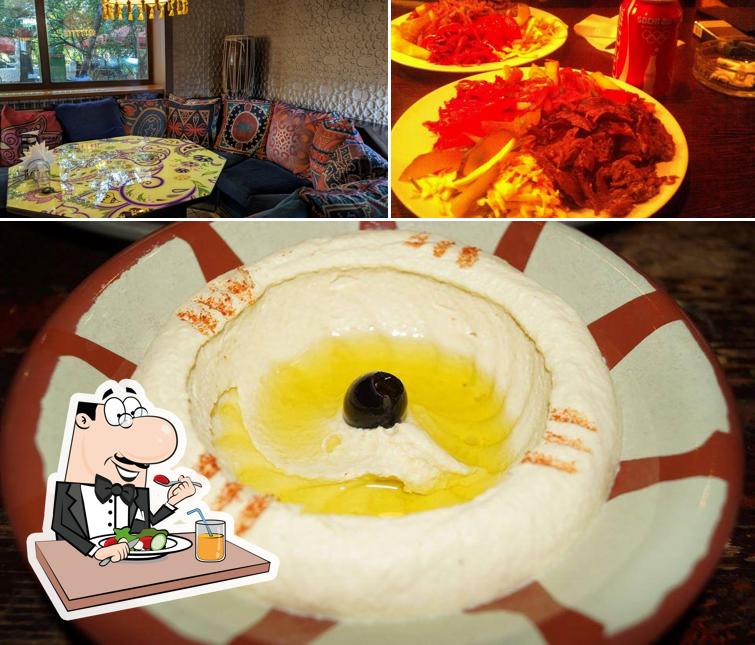 Взгляните на это фото, где видны еда и внутреннее оформление в Сити