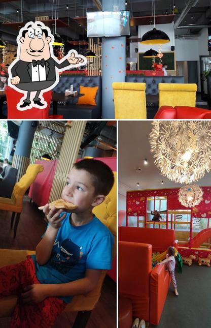 Посмотрите на внутренний интерьер "ПиццаФабрики"