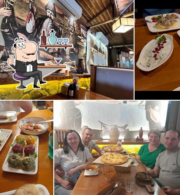 Посмотрите на внутренний интерьер "Хинкальный Дворик Важбатони"