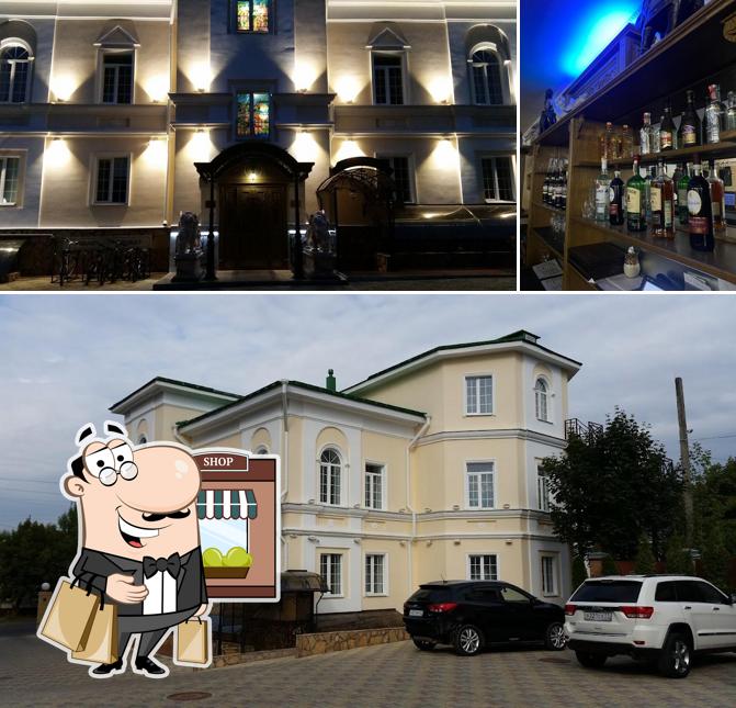 Это фотография, где изображены внешнее оформление и барная стойка в Александровский