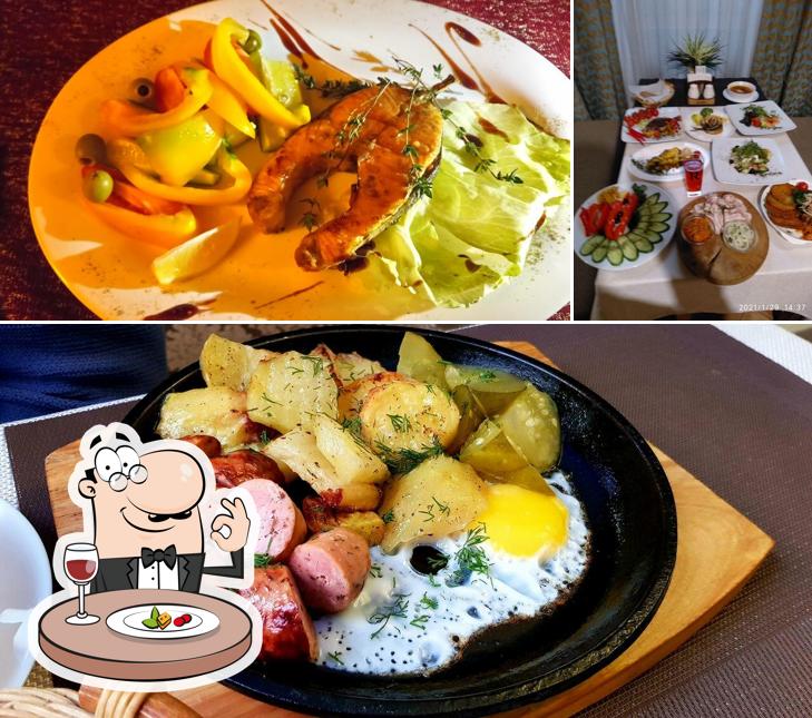 Помимо прочего, в Ресторация Сундук есть еда и столики