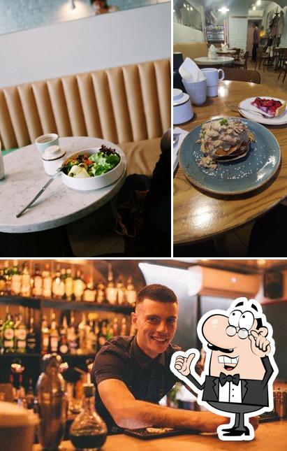 Изображение, на котором видны внутреннее оформление и барная стойка в Сойка