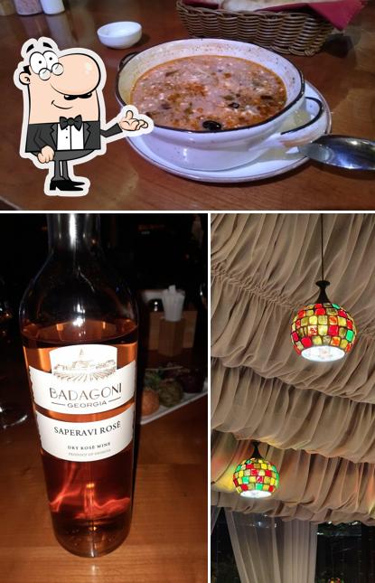 Посмотрите на внутренний интерьер "Хинкальный Дворик Важбатони"