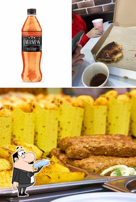 Напитки и еда - все это можно увидеть на этом фото из Пиццаград