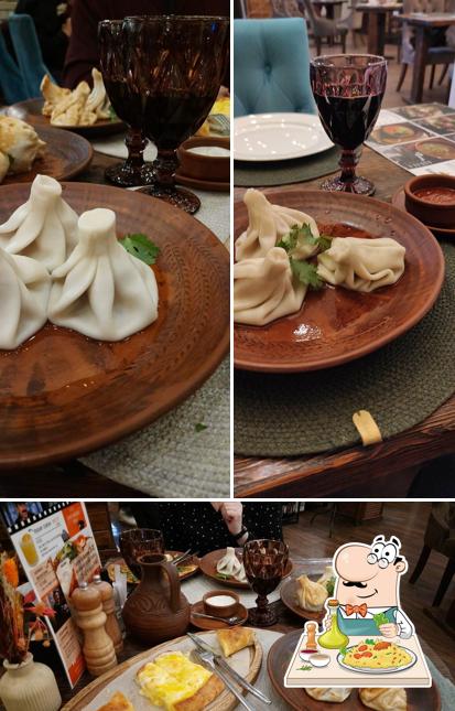 Еда и внутреннее оформление - все это можно увидеть на этой фотографии из Сациви