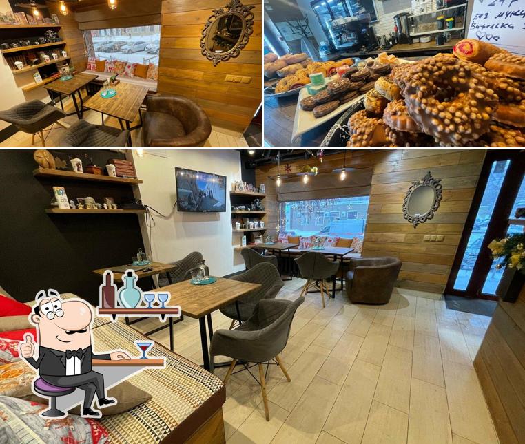 В Dostoevsky есть внутреннее оформление, еда и многое другое