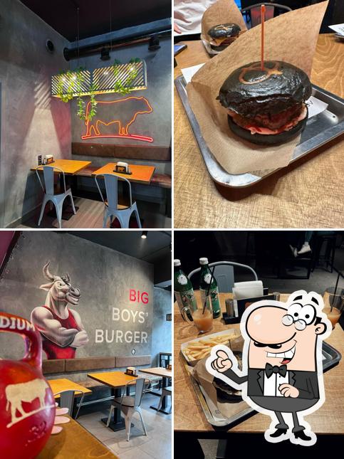 Посмотрите на внутренний интерьер "Фабрика Бургеров"