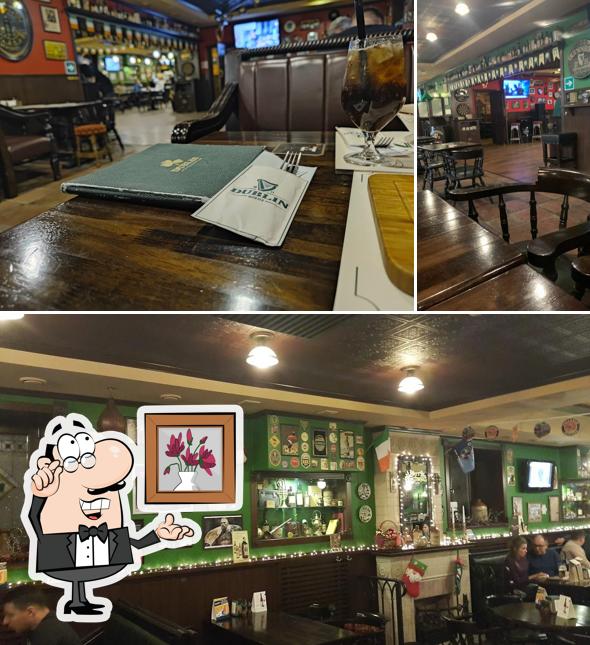 Посмотрите на внутренний интерьер "Ирландского паба Dublin"