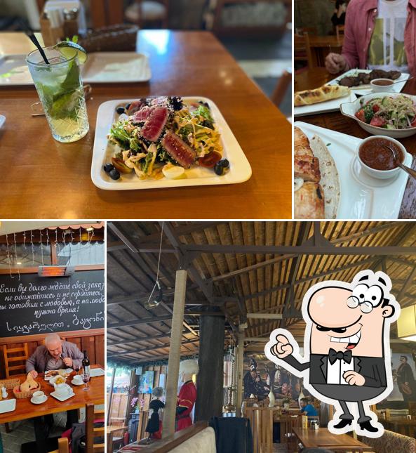 Посмотрите на внутренний интерьер "Хинкальный Дворик Важбатони"