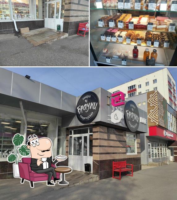 Посмотрите на это фото, где видны внутреннее оформление и еда в Брауни