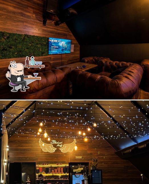 Посмотрите на внутренний интерьер "Black out lounge"