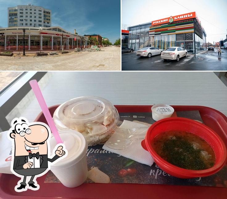 В Русские блины есть внешнее оформление, еда и многое другое