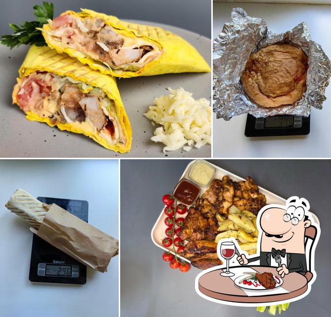 Мужчина готовит