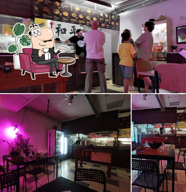 Посмотрите на внутренний интерьер "Лапшичная У"