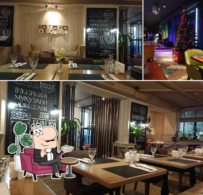 Посмотрите на внутренний интерьер "Хинкальной"