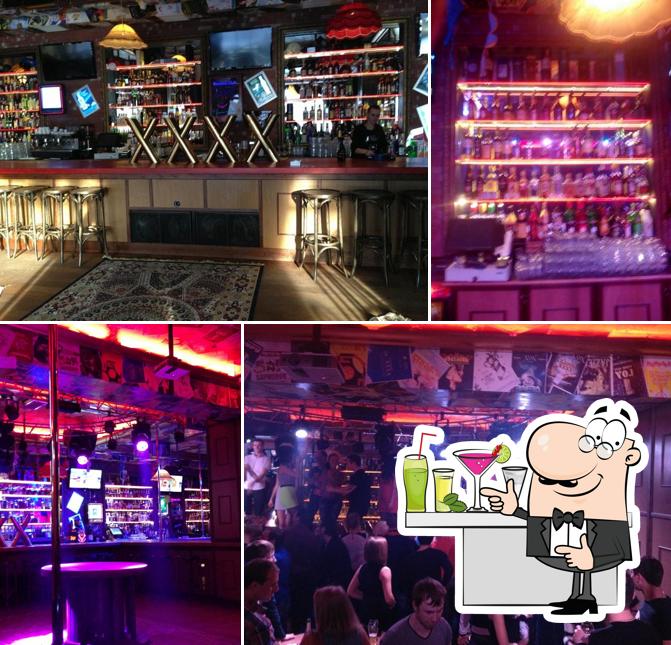 Юбкасын көтеріп тұрған түкті кисканың ретро фотосы