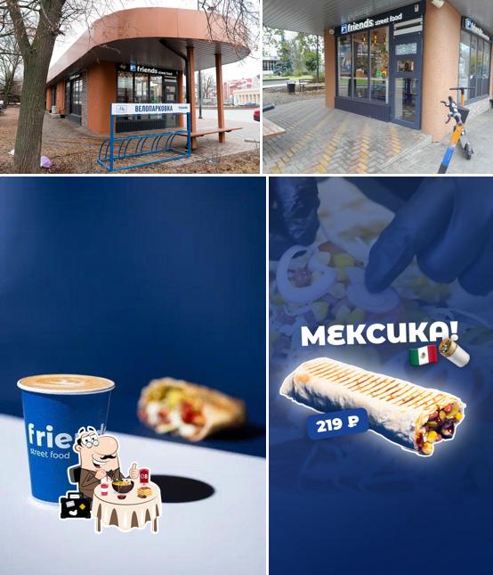 Взгляните на этот снимок, где видны еда и внешнее оформление в Friends Street Food