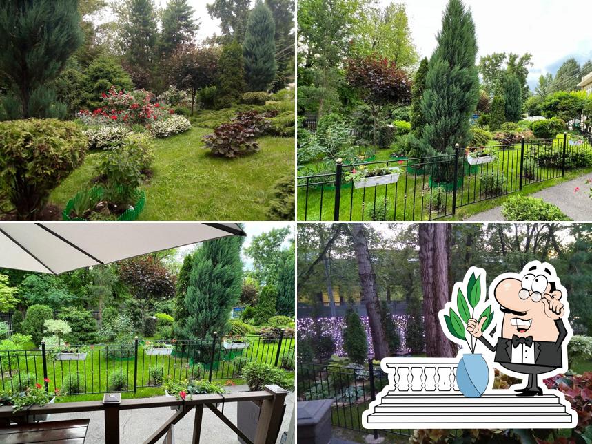 Наслаждайтесь пейзажем, который открывается из "Кафе Московского Дворика"