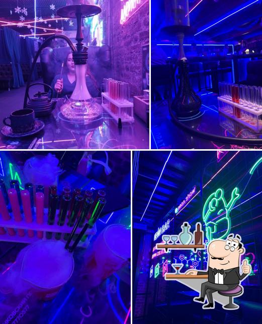 Посмотрите на внутренний интерьер "Неон"