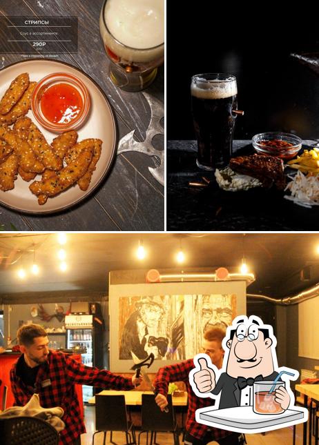 Посмотрите на это изображение, где видны напитки и внутреннее оформление в Клуб метания топоров Раскольников