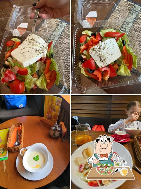 Греческий салат в "Traveler's Coffee"