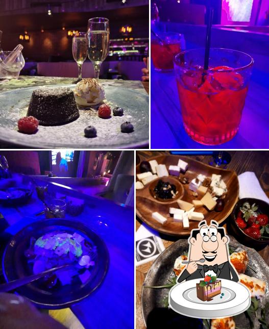 Шоколадный торт в "Кабаре Маяк Cabaret Mayak"