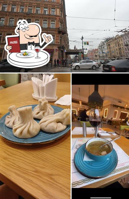 Это фото, где изображены еда и внешнее оформление в Мама Рада