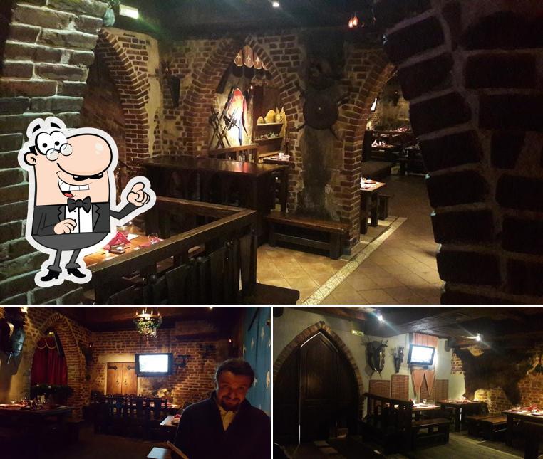 Посмотрите на внутренний интерьер "Таверны Дикий Дюк"