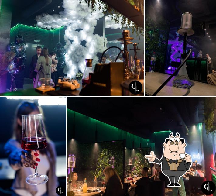 Насладитесь напитками из бара "Garden Lounge"