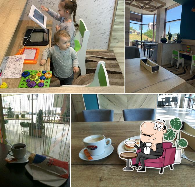 Посмотрите на внутренний интерьер "Арена-пицца"