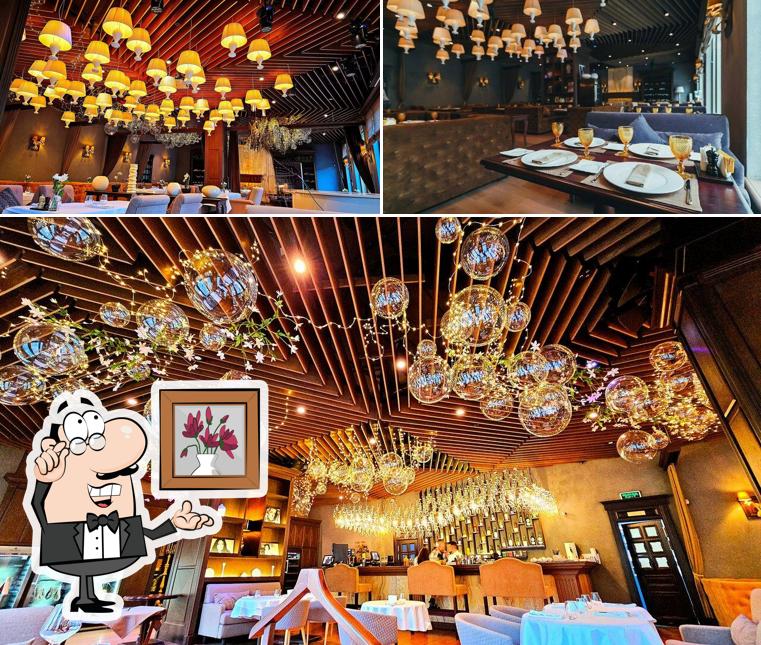 Посмотрите на внутренний интерьер "Бурбона"