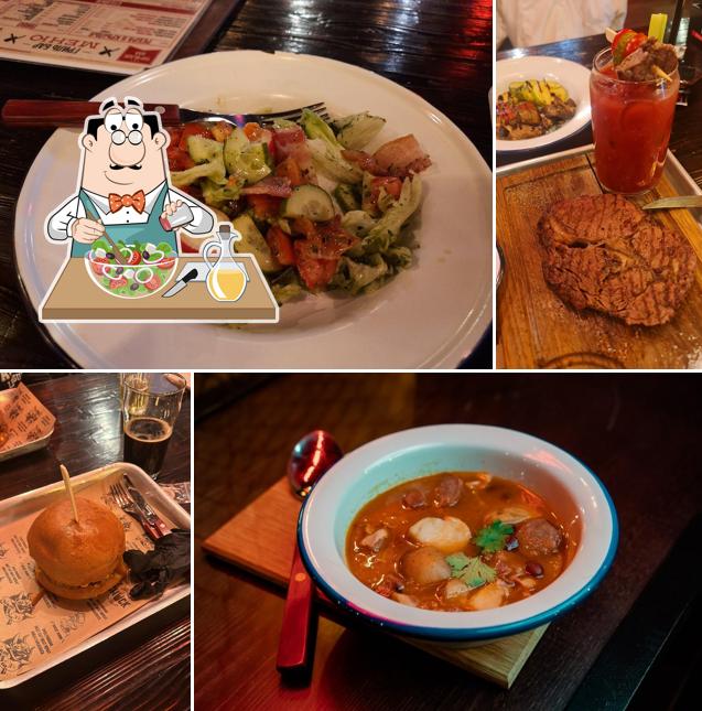 Греческий салат в "Top Blade BBQ Bar"