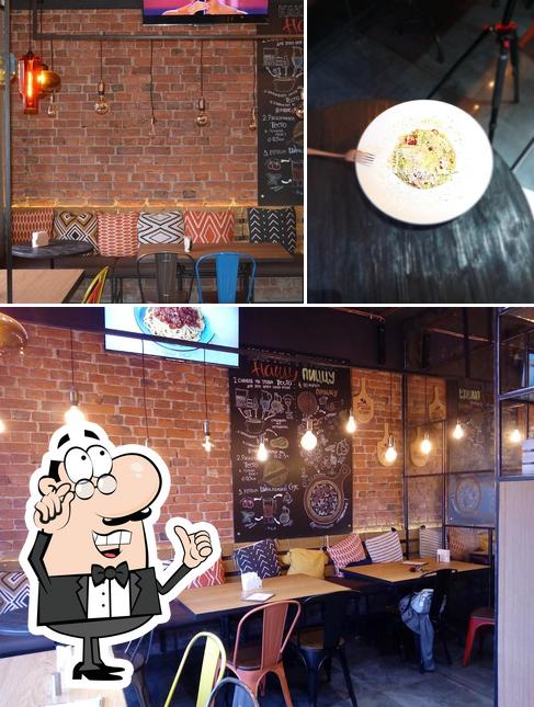 Это снимок, где изображены внутреннее оформление и еда в Эпиццентр