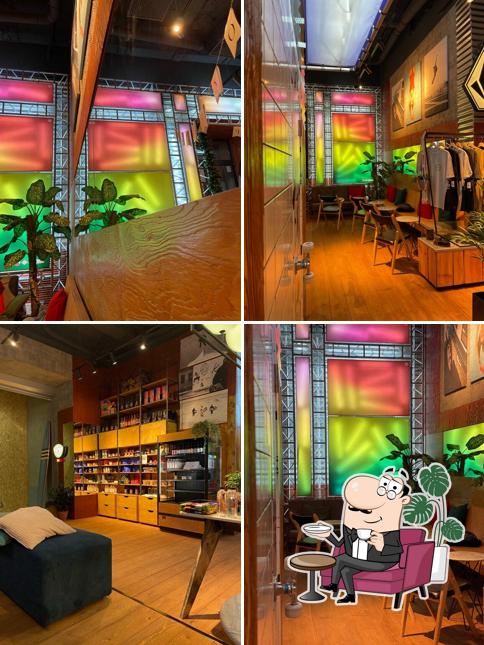 Посмотрите на внутренний интерьер "Surf Coffee"