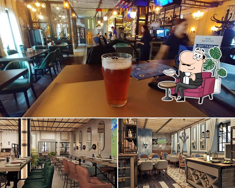 Посмотрите на внутренний интерьер "Brugge Pub"