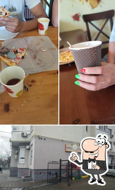 Снимок, на котором видны внутреннее оформление и внешнее оформление в MayyaPizza