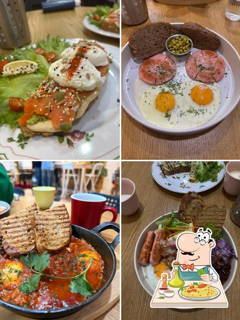 Взгляните на это фото, где видны еда и внутреннее оформление в C&b