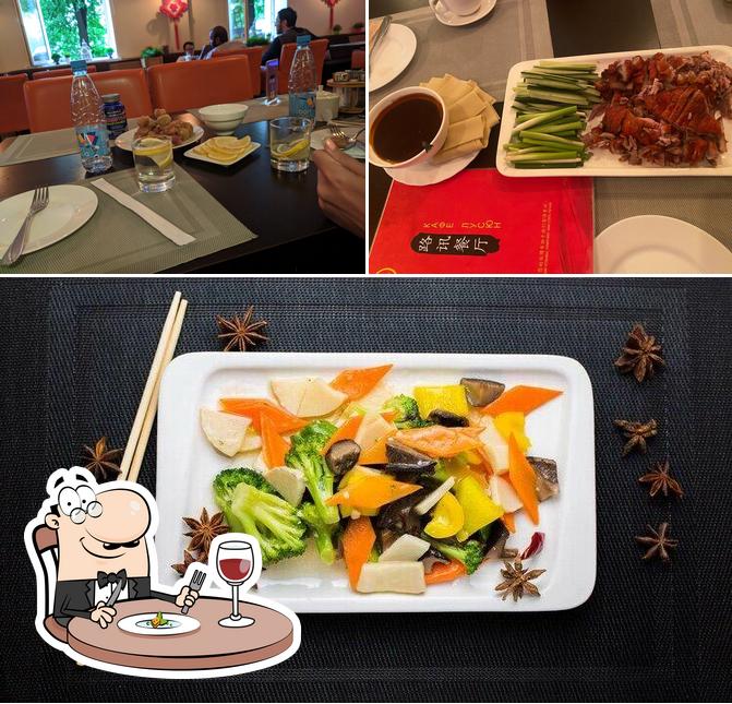 Помимо прочего, в Лусюнь есть еда и столики