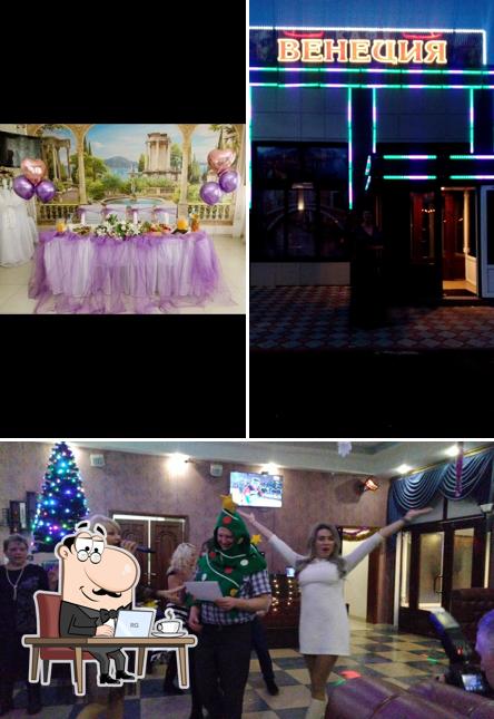 Посмотрите на внутренний интерьер "Венеции"