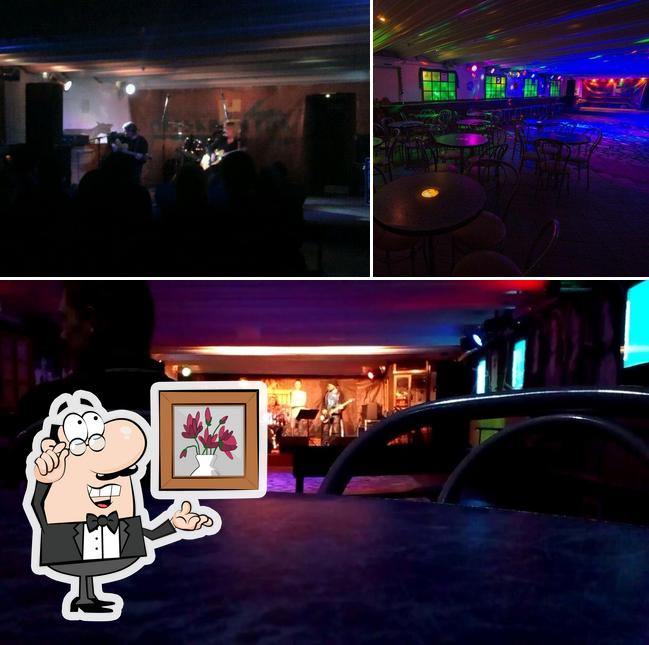 Посмотрите на внутренний интерьер "Арт-клуба "Перекрёсток""