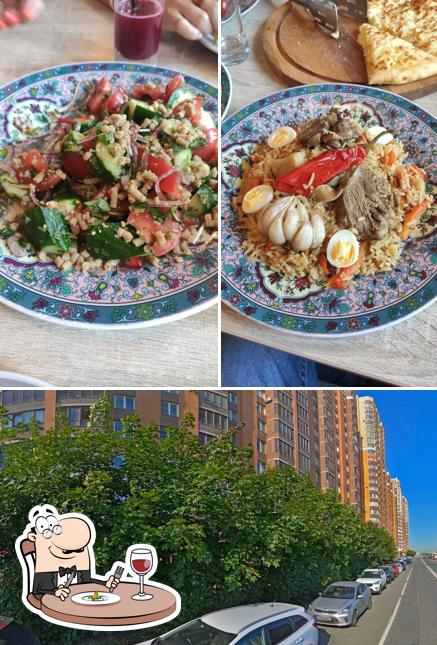 Еда и внешнее оформление - все это можно увидеть на этом снимке из Хинкали и хачапури