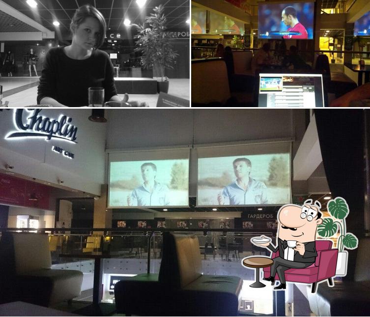 Посмотрите на внутренний интерьер "Кафе Чаплин"