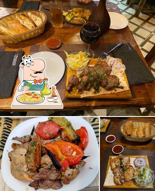 Еда в "кафе шашлычный Дом Хинкали"