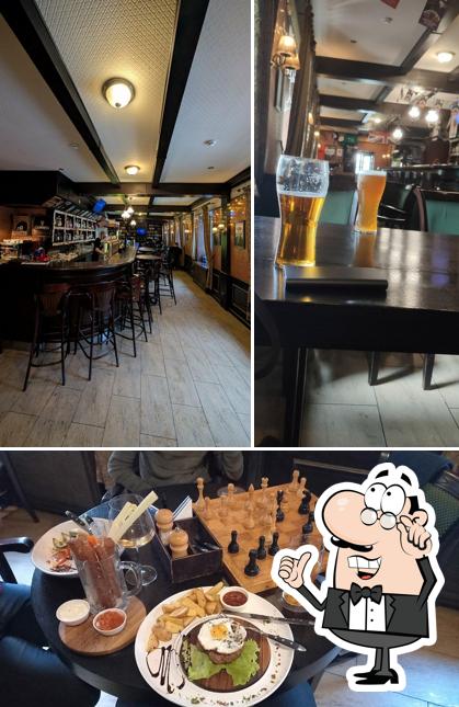 Посмотрите на внутренний интерьер "Майкрофта Паб"