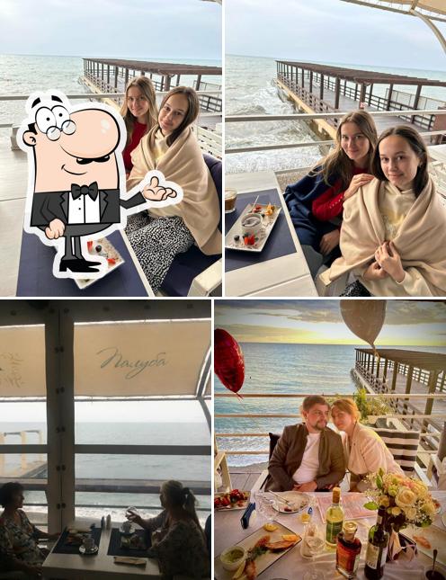 Посмотрите на внутренний интерьер "Ресторана Палуба"