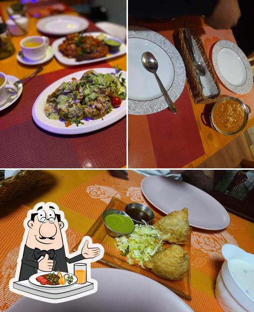 В Дели Дарбар есть еда, столики и многое другое