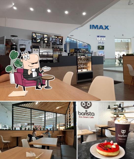 Фото, на котором видны внутреннее оформление и десерты в Barista